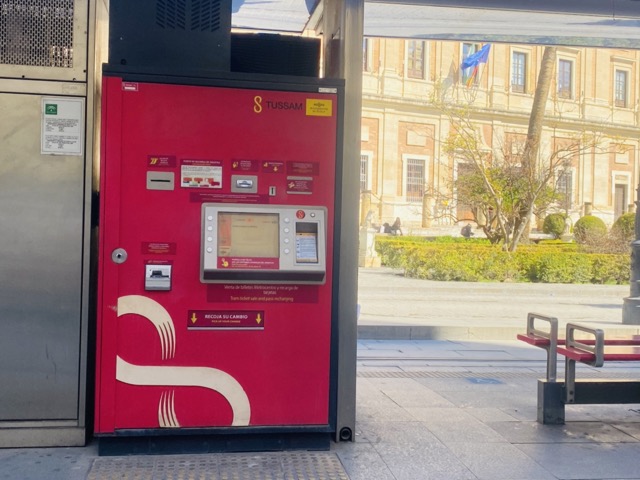 seviljos tramvaju stotele ir raudonas bilietu automatas, red ticket machine in seville spain tram stop