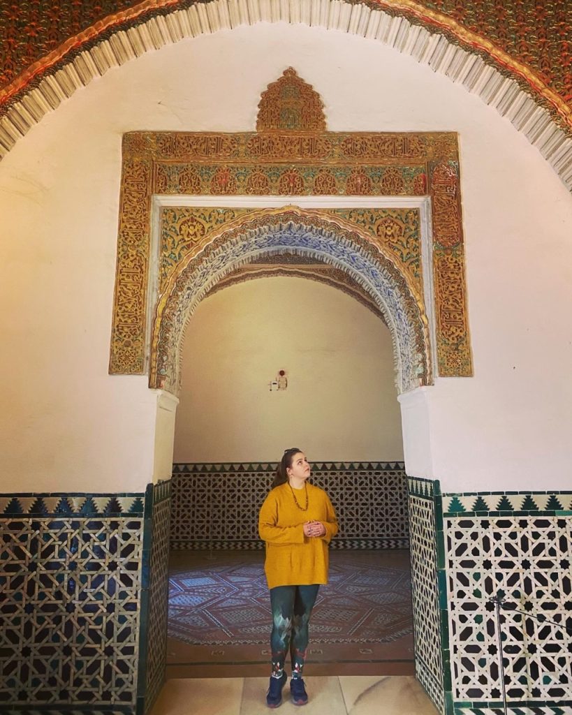 ispanijoje sevilijoje mergina dua fashion tamprės, Real Alcazar de Sevilla tourist girl inside the palace seville
