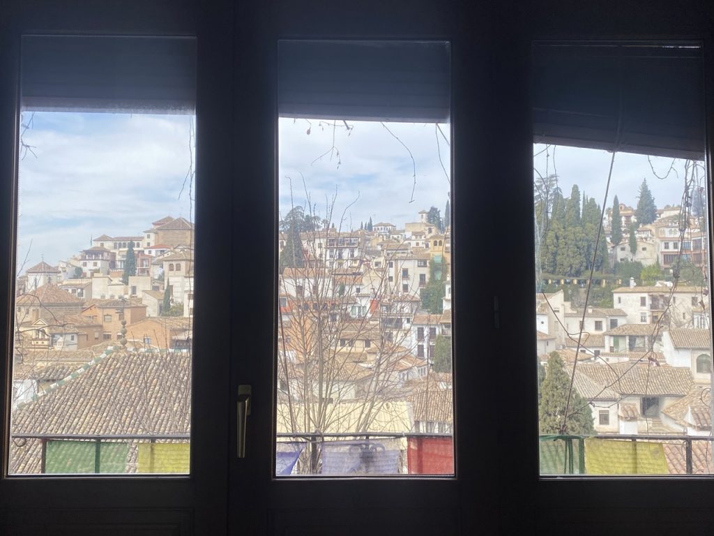granada window view from apartment in old city spain andalucia spain, granadoje ispanijoje vaizdas miesto pro langa