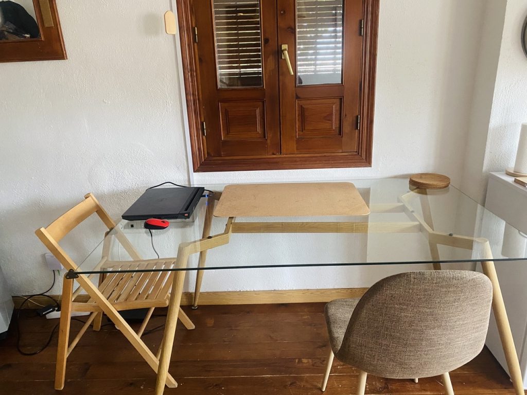glass table in the apartment in granada spain where work remotely, darbas nuotoliu is namu ispanijoje granadoje,